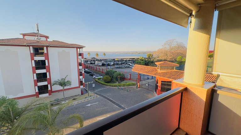 Luxuoso apt 2Q com hidro e vista lago