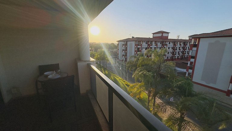 Luxuoso apt 2Q com hidro e vista lago