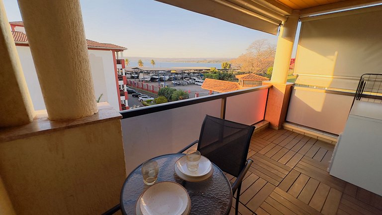 Luxuoso apt 2Q com hidro e vista lago