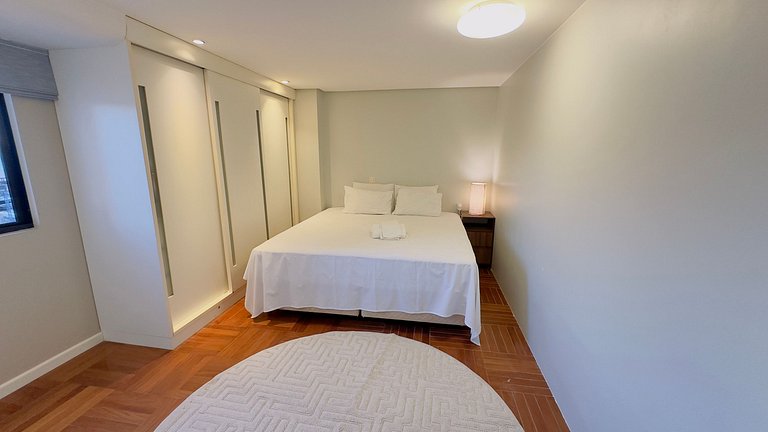 Luxuoso apt 2Q com hidro e vista lago