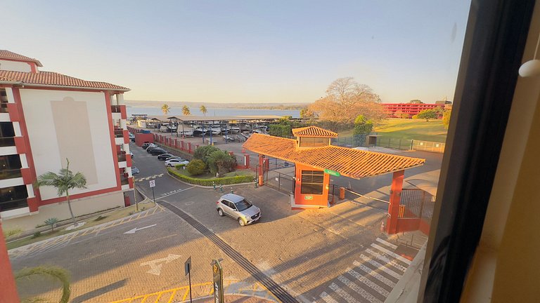 Luxuoso apt 2Q com hidro e vista lago