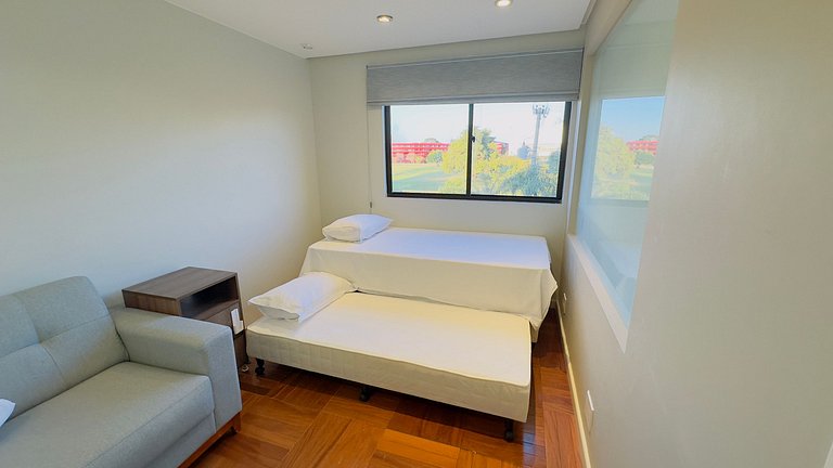 Luxuoso apt 2Q com hidro e vista lago