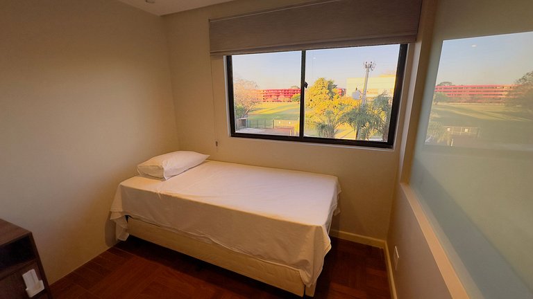 Luxuoso apt 2Q com hidro e vista lago
