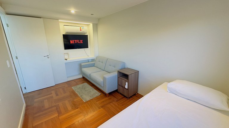 Luxuoso apt 2Q com hidro e vista lago