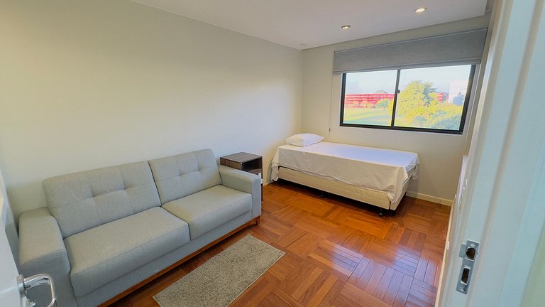 Luxuoso apt 2Q com hidro e vista lago