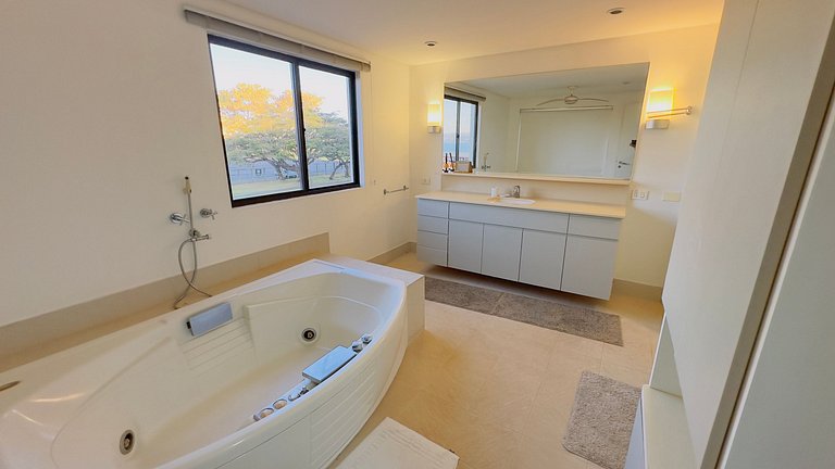 Luxuoso apt 2Q com hidro e vista lago