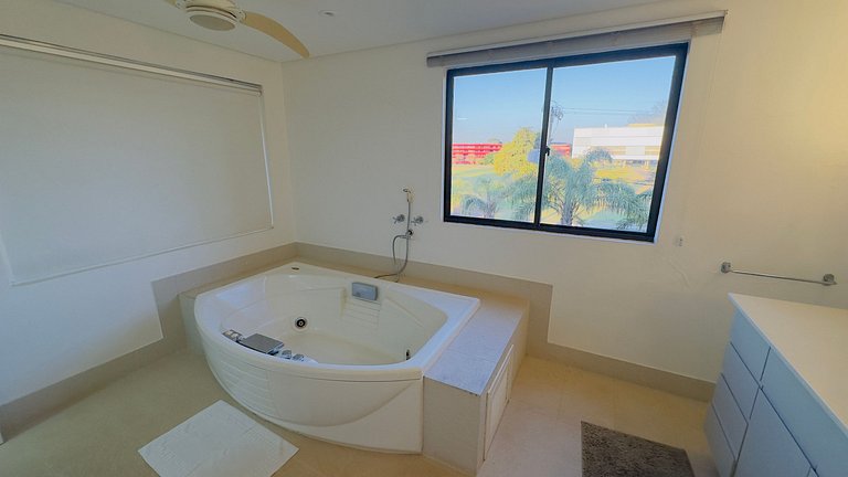 Luxuoso apt 2Q com hidro e vista lago