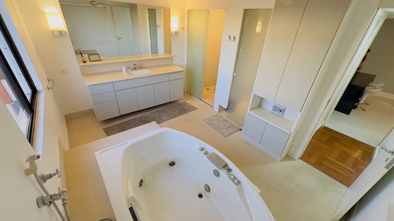Luxuoso apt 2Q com hidro e vista lago
