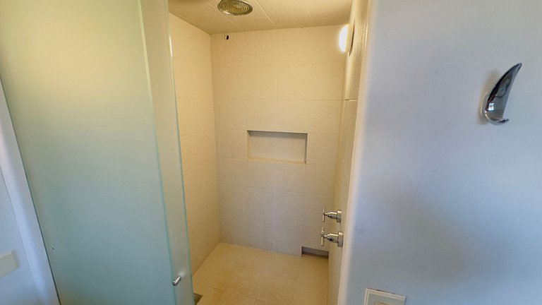 Luxuoso apt 2Q com hidro e vista lago