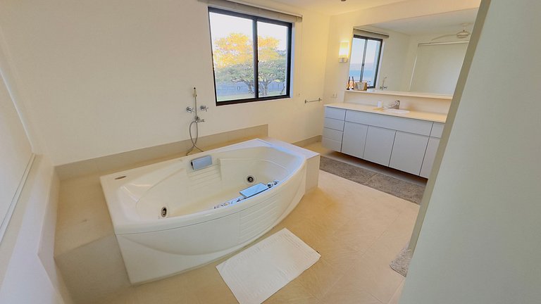 Luxuoso apt 2Q com hidro e vista lago