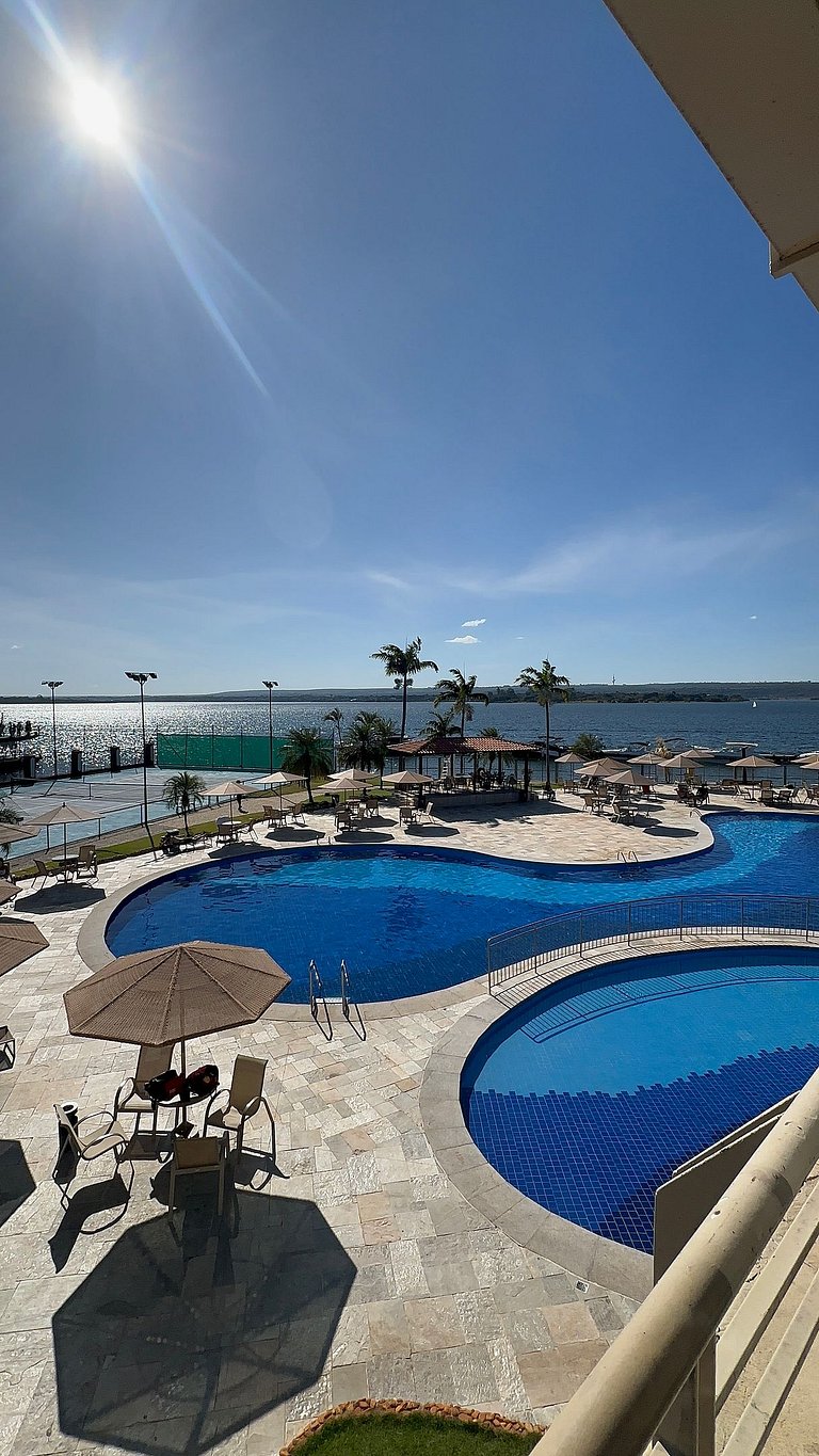 Luxuoso apt 2Q com hidro e vista lago