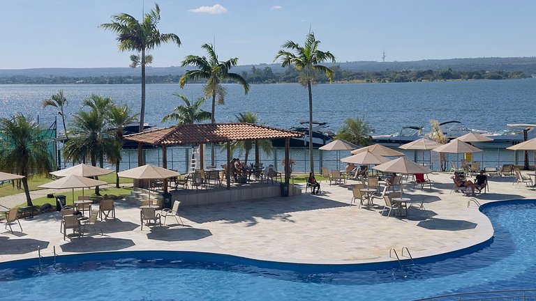 Luxuoso apt 2Q com hidro e vista lago