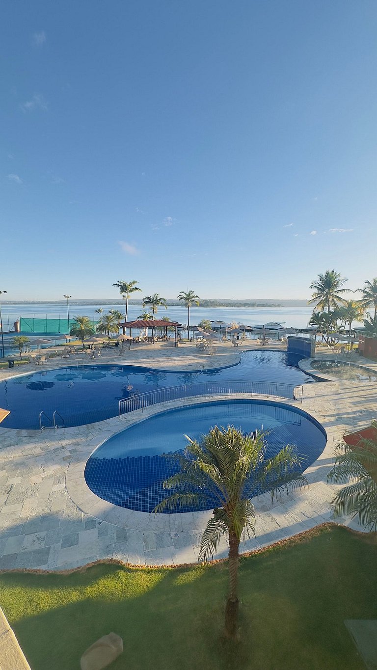Luxuoso apt 2Q com hidro e vista lago